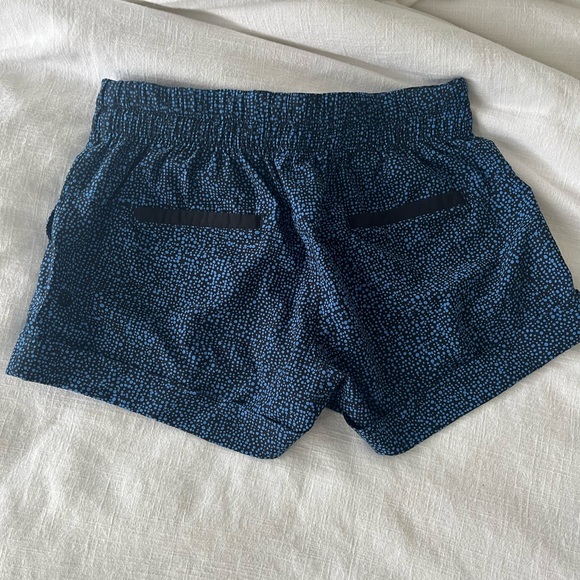 Lululemon Spring Breakaway Short ii - Size 4 - Navy and Black - Cuffed hem - Picture 3 of 8